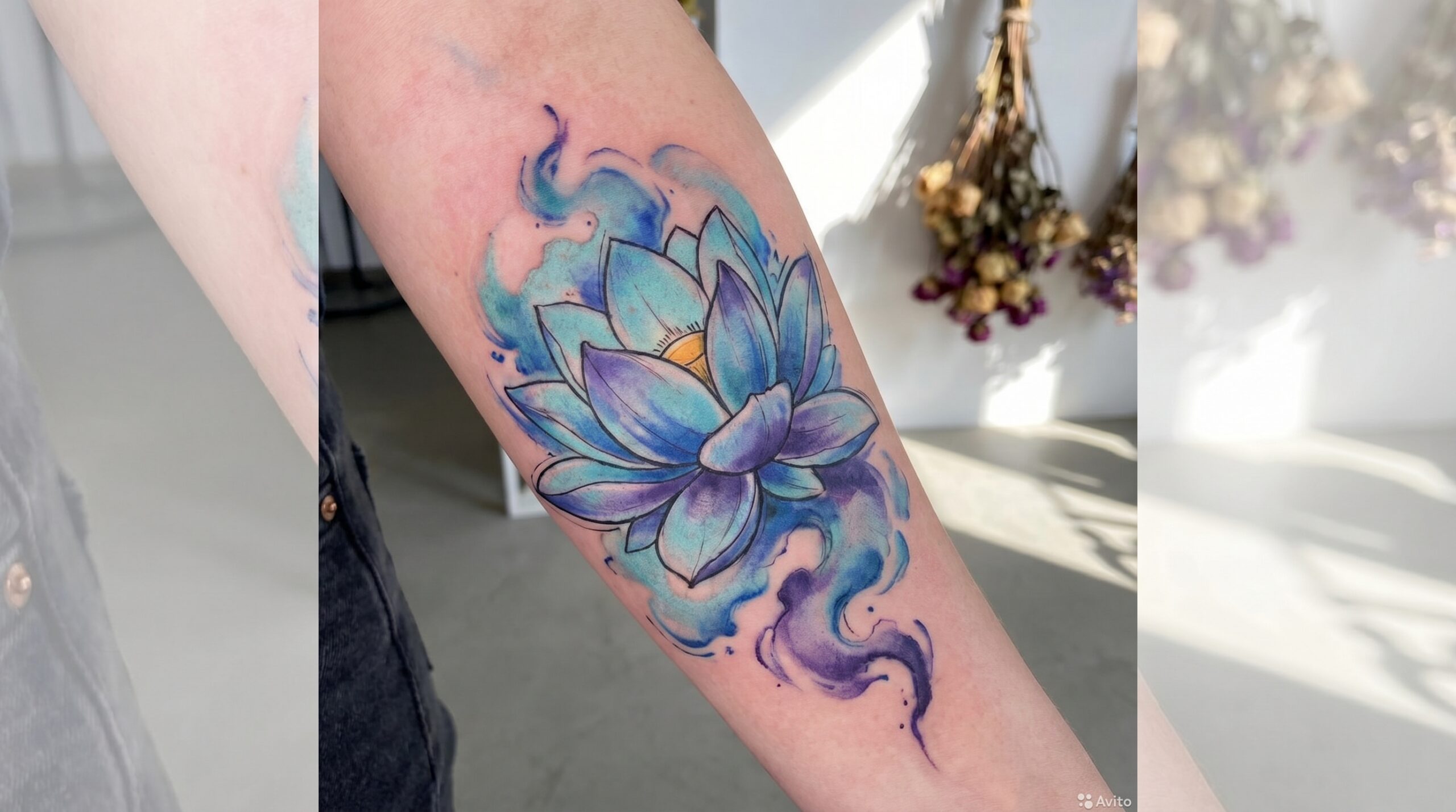 Splendido tatuaggio ad acquerello raffigurante un loto blu egiziano parzialmente aperto, con il suo centro dorato delicatamente nascosto. Schizzi e sfumature di inchiostro turchese, blu cobalto e viola intenso si intrecciano attorno al delicato linework dei petali, creando un effetto artistico ed etereo.